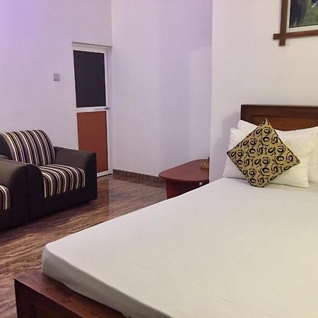 Thisara Guest House بولاناروفاي الغرفة الصورة