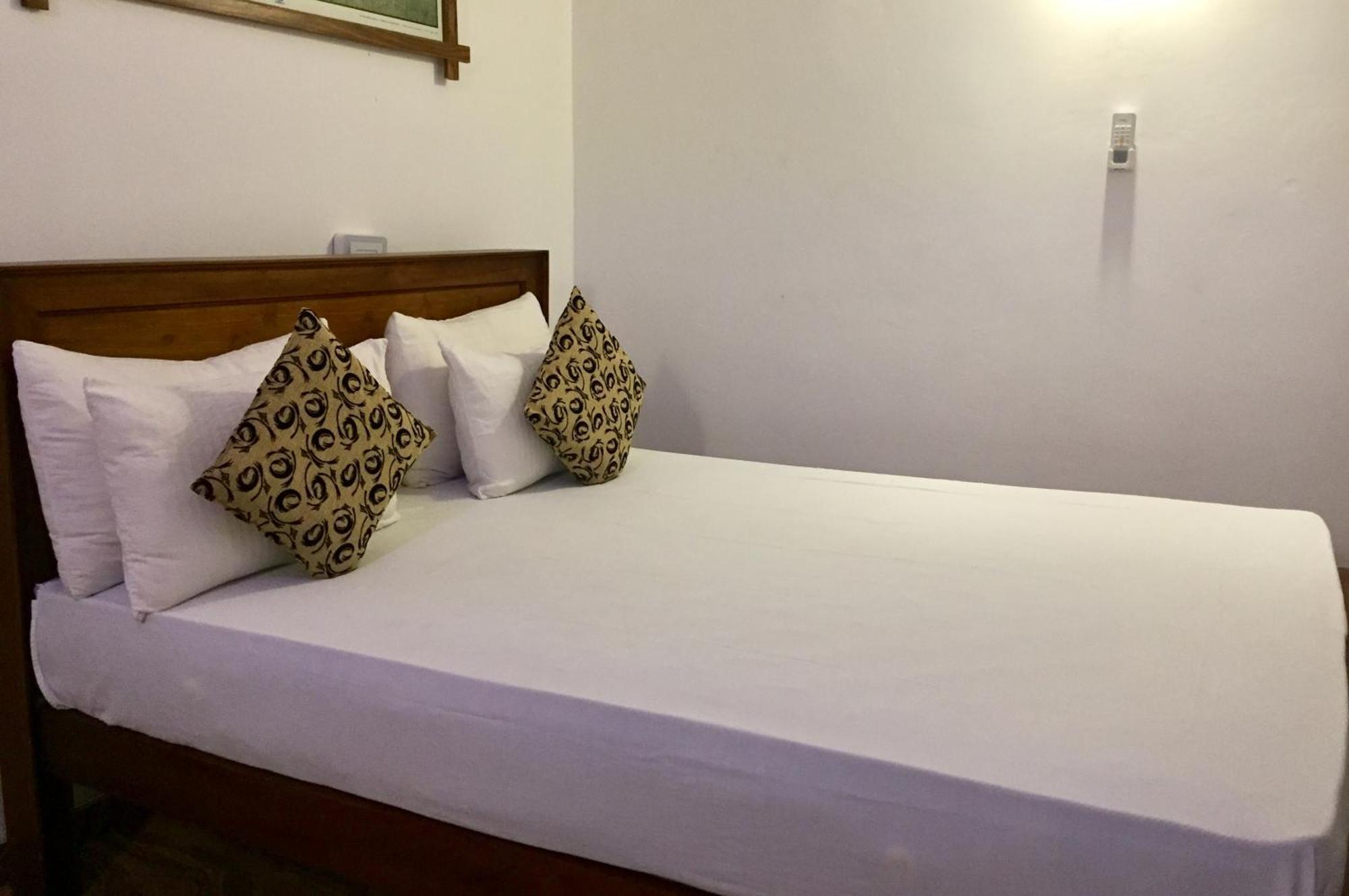 Thisara Guest House بولاناروفاي الغرفة الصورة