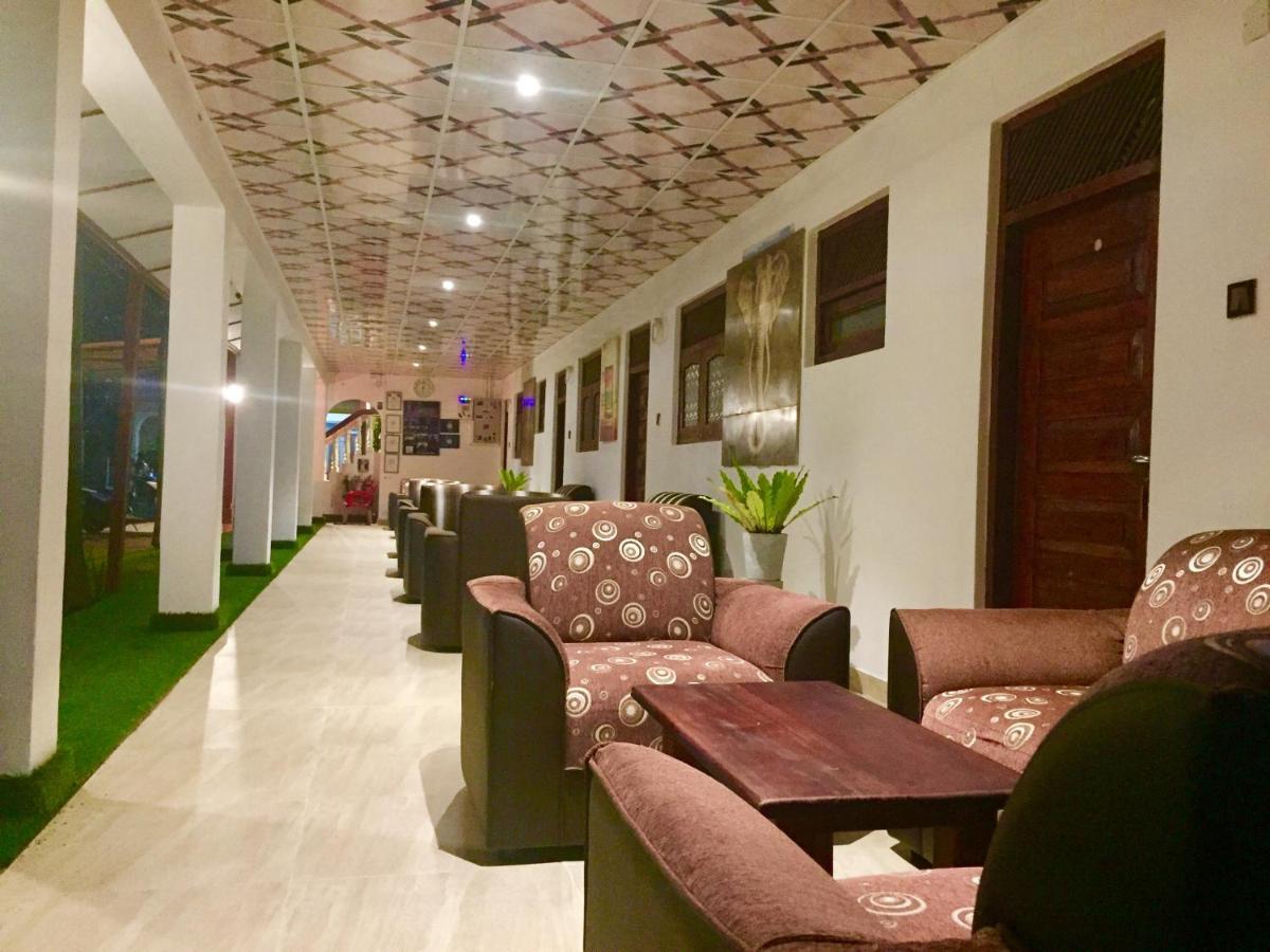 Thisara Guest House بولاناروفاي المظهر الخارجي الصورة